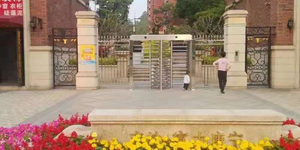 小區(qū)雙門(mén)十字旋轉(zhuǎn)門(mén)門(mén)禁系統(tǒng)案例